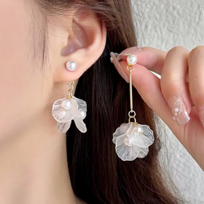 Petal shaped earrings with pearls